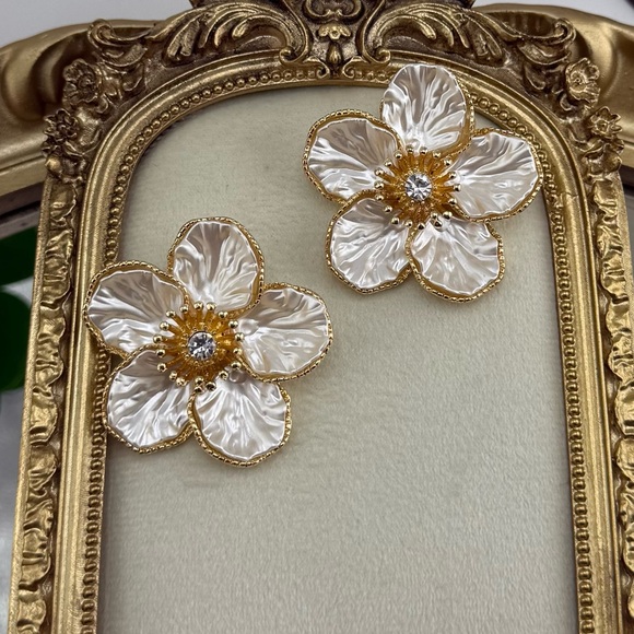 Ivory Floral Statement Earrings โ Vintage-Inspired Elegance - Picture 5 of 13